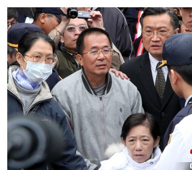 陈水扁参加岳母头七法会 陈水扁参加岳母头七法会