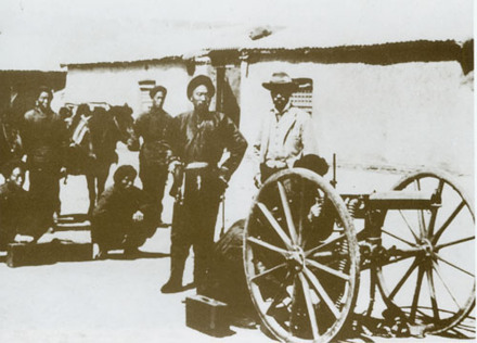 李鸿章与洋教练在大沽口观看军事演习
李鸿章与洋教练在大沽口观看军事演习