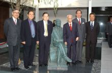 李卓敏博士铜像 李卓敏博士铜像