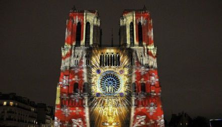 2014年8月25日描绘二战故事的画面投影在巴黎圣母院上
2014年8月25日描绘二战故事的画面投影在巴黎圣母院上