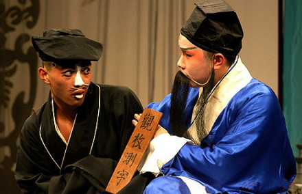 《十五贯》访鼠测字剧照 《十五贯》访鼠测字剧照
