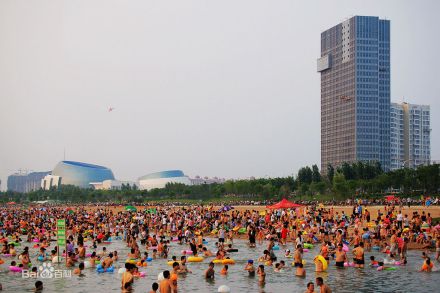 市民在淇河欢乐沙滩 市民在淇河欢乐沙滩