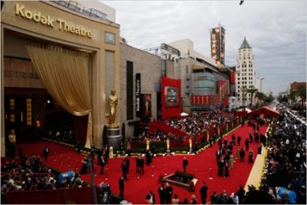 杜比剧院大门的红毯秀 杜比剧院大门的红毯秀