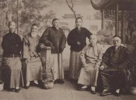 1920年上海新世界重阳登高留影(左三为沈曾植) 1920年上海新世界重阳登高留影(左三为沈曾植)