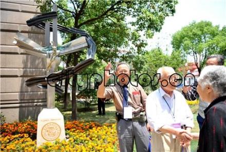 圣约翰校友在上海交大医学院校园内的圣约翰大学纪念雕塑前留影 圣约翰校友在上海交大医学院校园内的圣约翰大学纪念雕塑前留影
