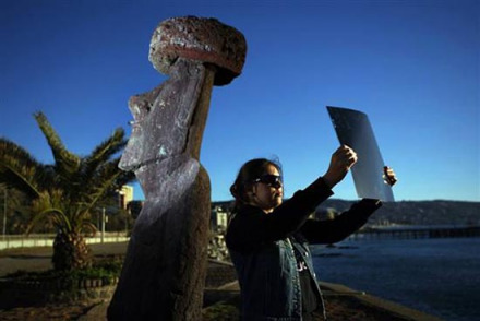 在复活岛上手持一张X光片观测日全食 在复活岛上手持一张X光片观测日全食