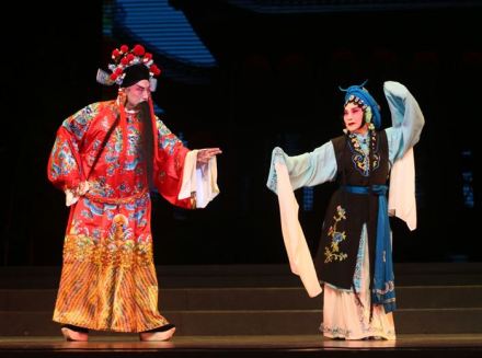 淮剧《秦香莲》(裔小萍、韦锡峰饰) 淮剧《秦香莲》(裔小萍、韦锡峰饰)