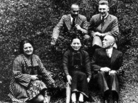 在香港和路易艾黎等合影(中下)
在香港和路易艾黎等合影(中下)