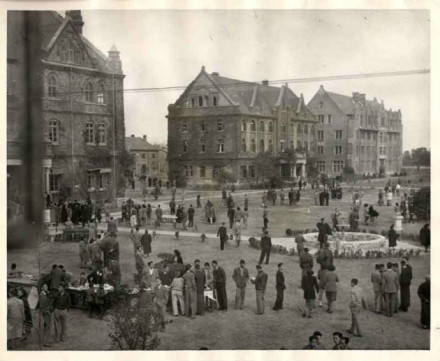 1948年毕业生离校前在大礼堂前的草坪聚会 1948年毕业生离校前在大礼堂前的草坪聚会