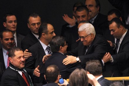 联合国总部,阿巴斯接受与会代表的祝贺。 联合国总部,阿巴斯接受与会代表的祝贺。