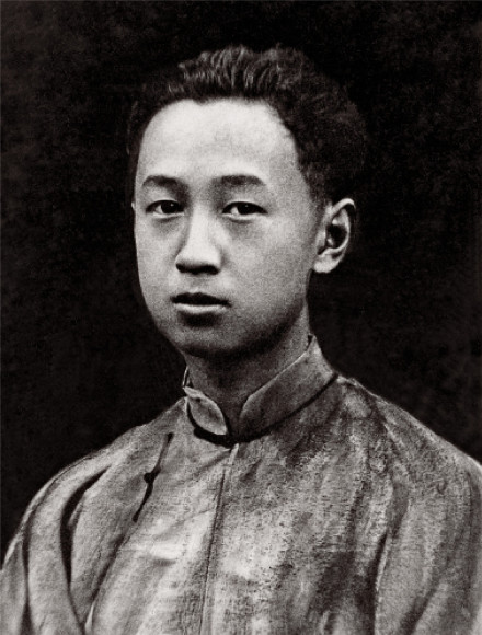 青年钱学森(摄于1926年) 青年钱学森(摄于1926年)