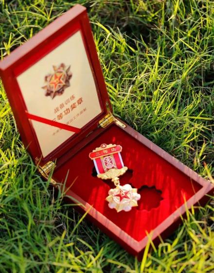 三等功奖章的盒子
三等功奖章的盒子