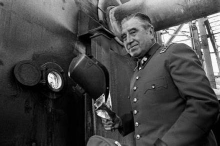 皮诺切特将军视察工厂 皮诺切特将军视察工厂