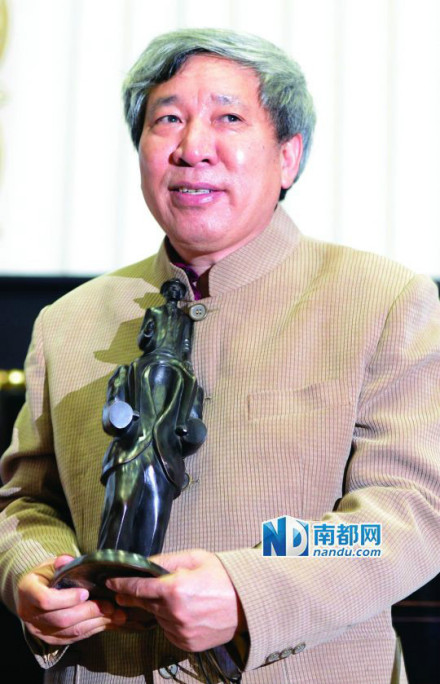 阎连科在捷克布拉格领取卡夫卡文学奖 阎连科在捷克布拉格领取卡夫卡文学奖