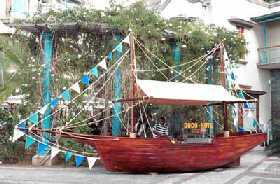 路易港市海滨的船型售货亭 路易港市海滨的船型售货亭