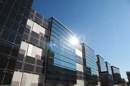 采用太阳能的小金井校区北馆 采用太阳能的小金井校区北馆