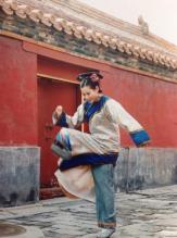 穿古装踢毽子的刘若英