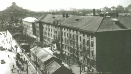 北京大学红楼(约拍摄于1980年) 北京大学红楼(约拍摄于1980年)