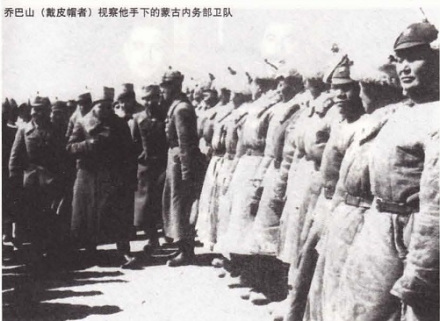 乔巴山元帅视察军队
乔巴山元帅视察军队