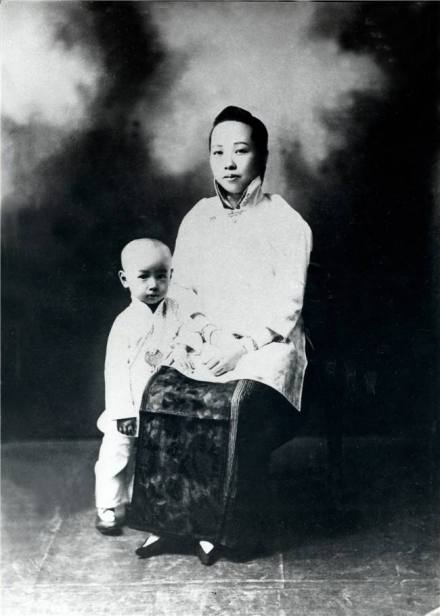 满周岁的钱学森与母亲章兰娟 满周岁的钱学森与母亲章兰娟