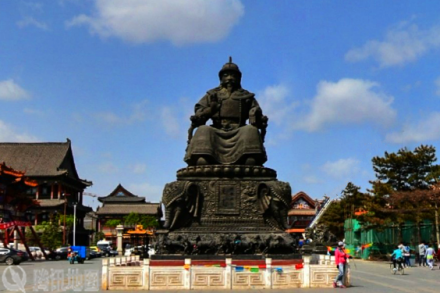 阿勒坦汗雕像 阿勒坦汗雕像