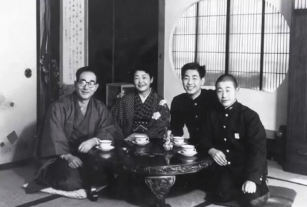 渡边淳一家庭照,左起依次是其父亲、母亲、本人与弟弟 渡边淳一家庭照,左起依次是其父亲、母亲、本人与弟弟