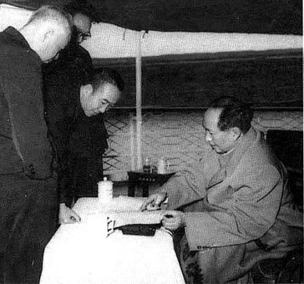 毛泽东视察长江时与李井泉、林一山等交谈 毛泽东视察长江时与李井泉、林一山等交谈