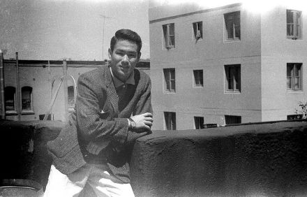 1959年,李小龙在旧金山留影 1959年,李小龙在旧金山留影