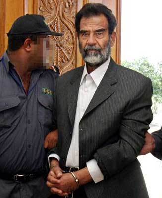 萨达姆被带到法庭受审 萨达姆被带到法庭受审