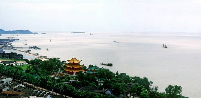 岳阳楼及周边湖景