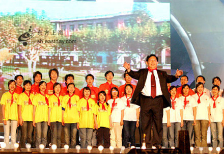 万钢校长指挥师生高唱校歌 万钢校长指挥师生高唱校歌