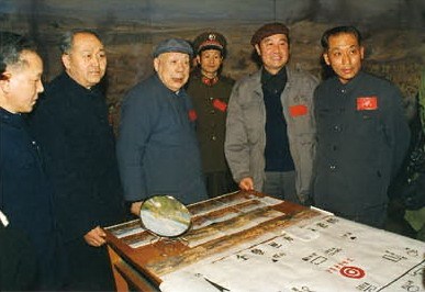 伍修权在《攻克锦州》全景画创作现场 伍修权在《攻克锦州》全景画创作现场