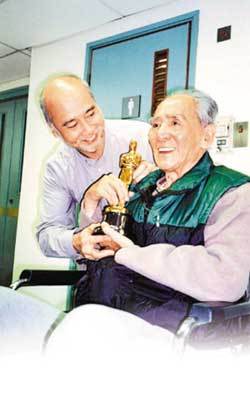 鲍德熹把获得的小金人献给鲍方 鲍德熹把获得的小金人献给鲍方