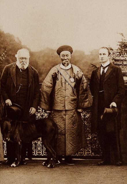 李鸿章与英国首相索尔兹伯里侯爵、外交副大臣寇松合影
李鸿章与英国首相索尔兹伯里侯爵、外交副大臣寇松合影