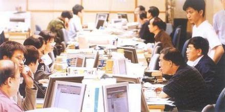 编辑部的同事正在紧张地工作 编辑部的同事正在紧张地工作