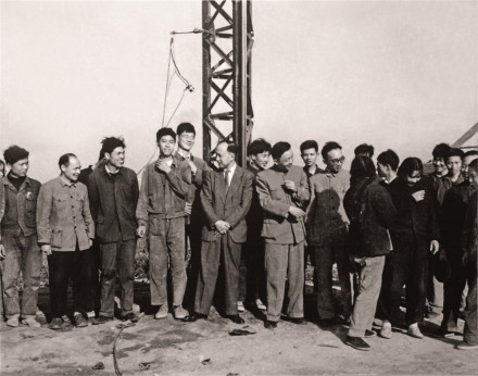 1960年5,钱学森(左7)在上海南汇发射场现场指导 1960年5,钱学森(左7)在上海南汇发射场现场指导