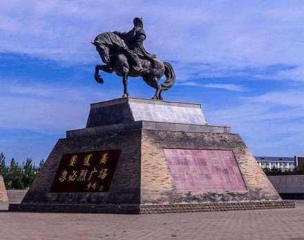 忽必烈广场中的忽必烈骑马像 忽必烈广场中的忽必烈骑马像