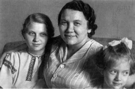 拉达、尤利娅和尼娜 拉达、尤利娅和尼娜