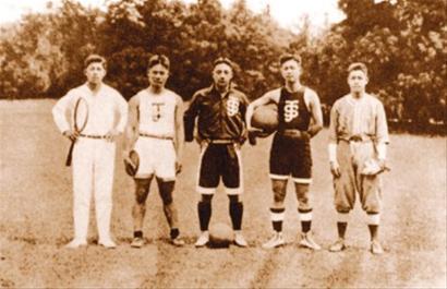 手执各类球具的圣约翰大学校队队长 手执各类球具的圣约翰大学校队队长