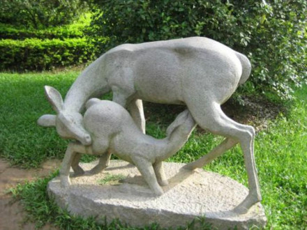 羊羔跪乳(石雕) 羊羔跪乳(石雕)