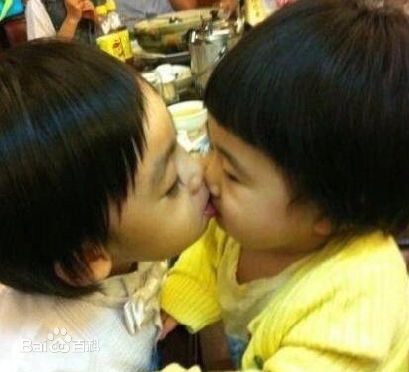 Kimi亲吻曹华恩 Kimi亲吻曹华恩