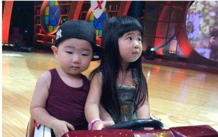 曹格女儿和韩国正太开小汽车 曹格女儿和韩国正太开小汽车