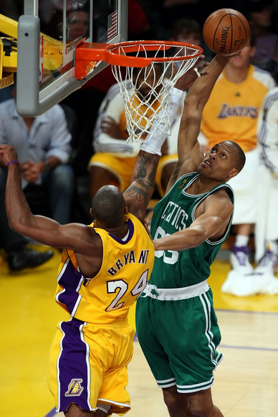 2008年总决赛中隔扣科比