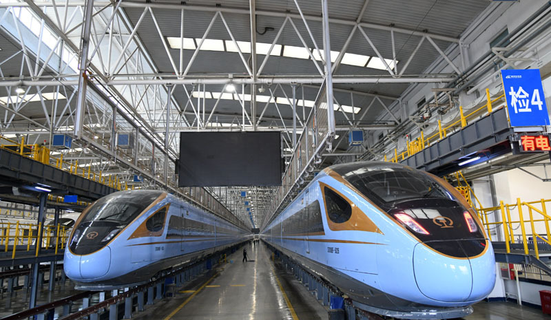 cr300bf型动车组列车停靠在西安动车段