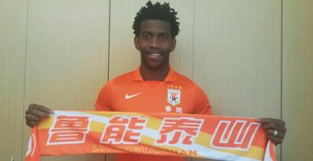 吉尔手持鲁能围巾亮相 吉尔手持鲁能围巾亮相