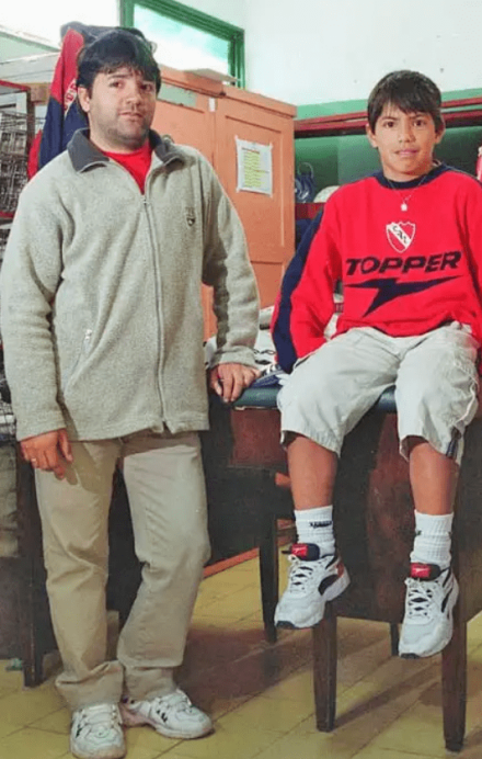 少年时期的阿圭罗和父亲莱昂 少年时期的阿圭罗和父亲莱昂