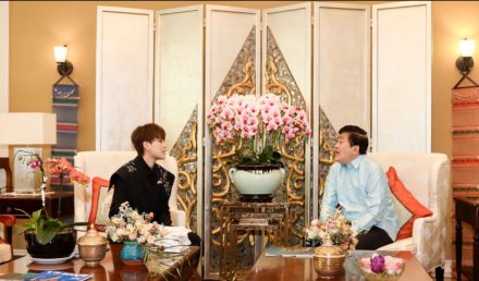 与泰国驻华大使交谈