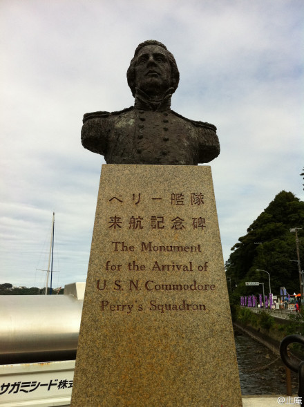 日本下田/马休·佩里塑像。 日本下田/马休·佩里塑像。