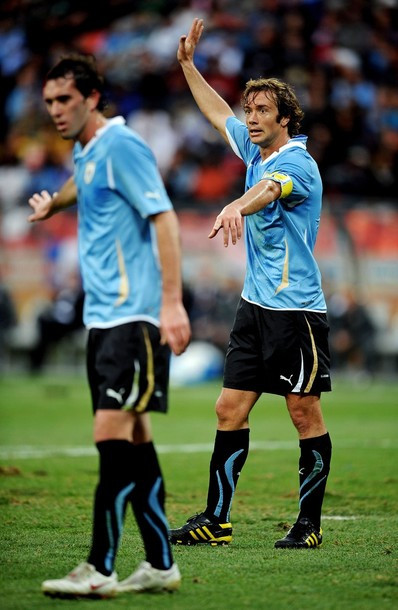 卢加诺指挥乌拉圭后防 卢加诺指挥乌拉圭后防