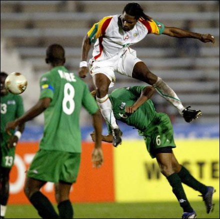 萨利夫·迪奥争顶头球 萨利夫·迪奥争顶头球